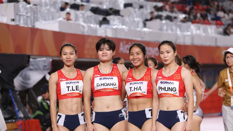 Đội hình điền kinh Việt Nam nội dung 4x100m nữ giành vé vào chung kết. Ảnh: TAM NINH