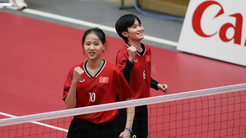 Đôi nữ cầu mây Việt Nam giành quyền vào chung kết. Ảnh: TAM NINH