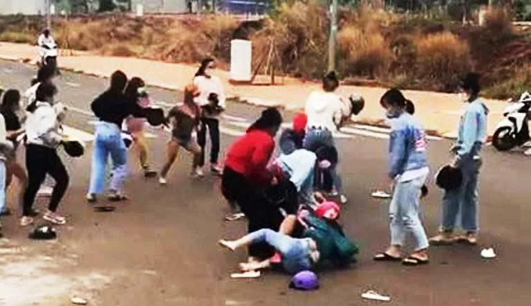 Hai nhóm nữ sinh đánh nhau được đăng tải trên mạng xã hội