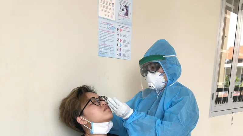 Các y bác sĩ kiểm tra công dân cách ly