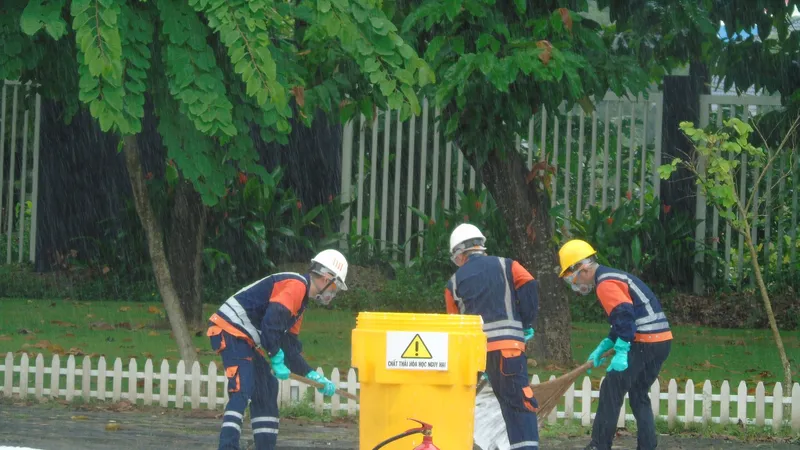 Lực lượng chức năng diễn tập ứng phó với sự cố hóa chất tràn xuống đường