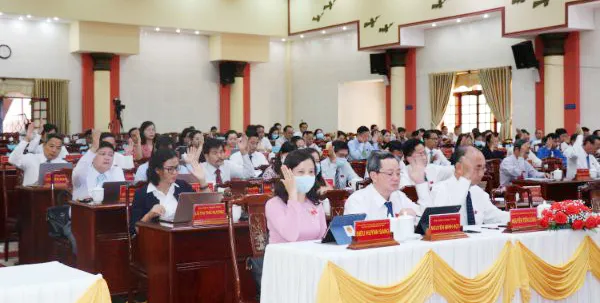 Các đại biểu tại kỳ họp thông qua nghị quyết. 