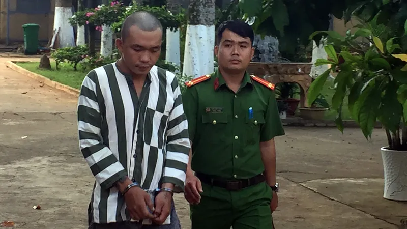 Đối tượng Thông bị bắt giữ. Ảnh: NGUYÊN HỒNG