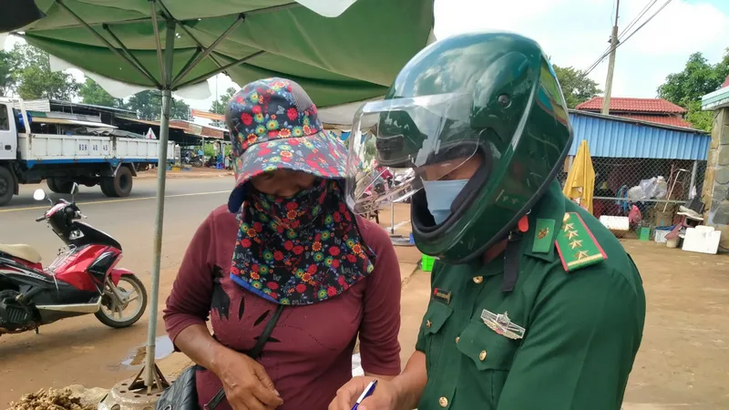 Bộ đội biên phòng tỉnh Bình Phước tham gia tuyên truyền chống dịch Covid-19