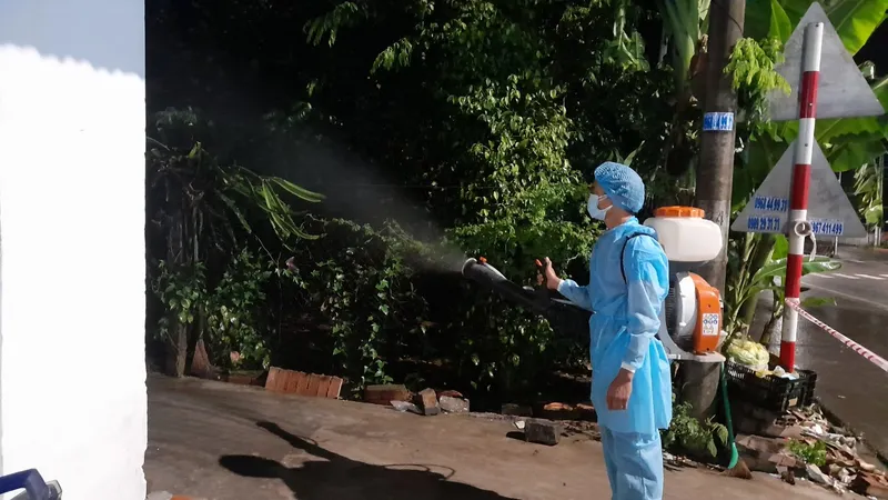 Lực lượng chức năng phun khử khuẩn tại huyện Đồng Phú.