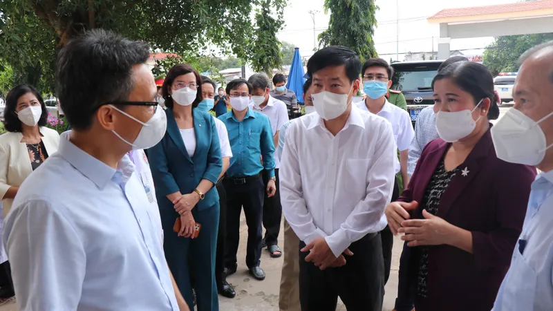 Phó Thủ tướng Vũ Đức Đam kiểm tra công tác phòng chống Covid-19 tại Bình Phước. 