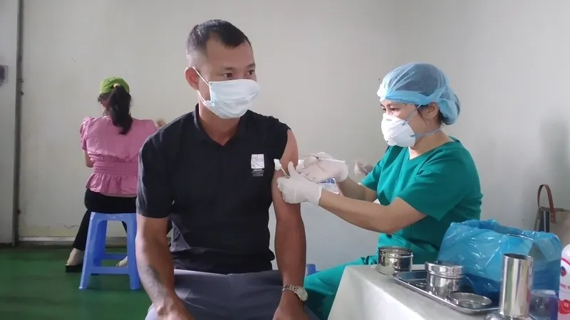 Người dân ở TP Đồng Xoài tiêm vaccine phòng chống dịch Covid-19.