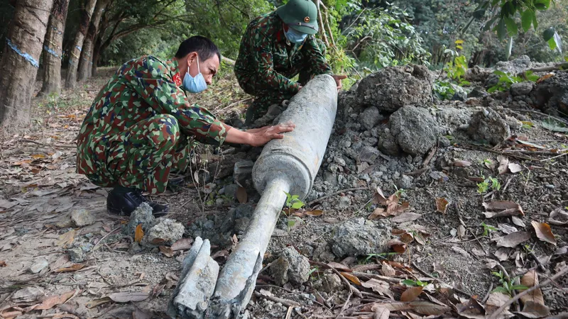 Xử lý quả bom hơn 150kg dưới lòng suối.