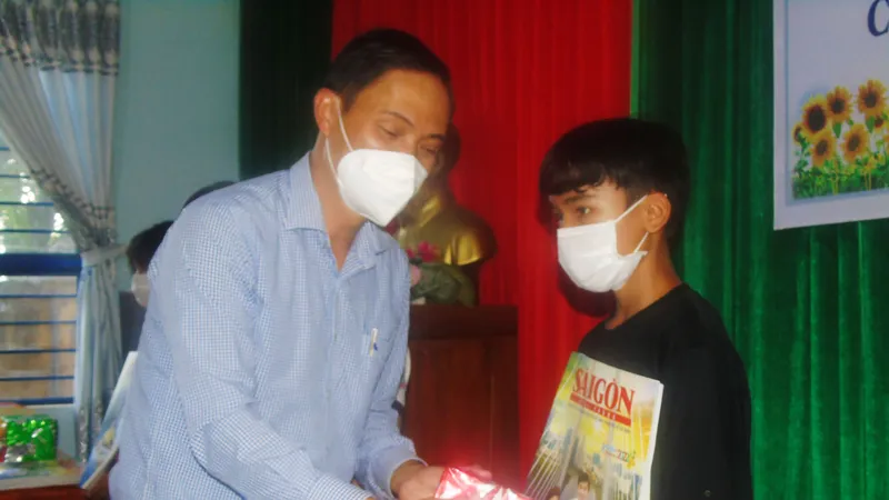  Trao tặng xe đạp và quà cho học sinh có hoàn cảnh khó khăn