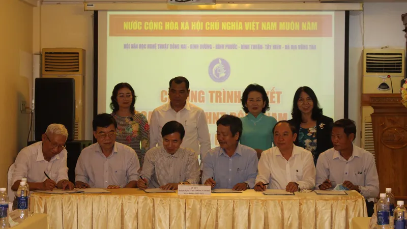 Đại diện Hội Văn học nghệ thuật 6 tỉnh ký kết quy chế hợp tác 