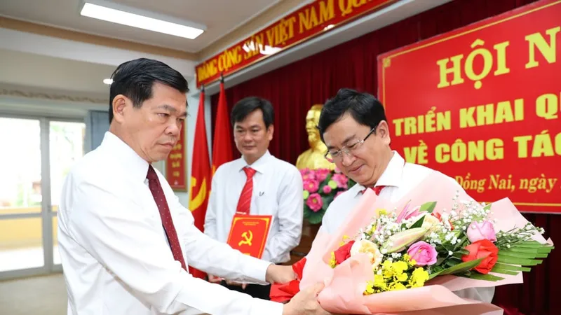 Đồng chí Nguyễn Hồng Lĩnh trao quyết định bổ nhiệm Tổng biên tập báo Đồng Nai cho Nhà báo Đào Văn Tuấn