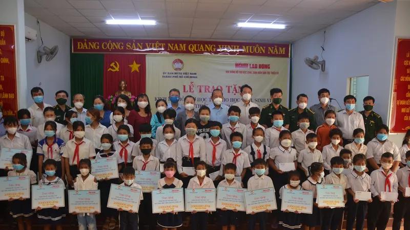 Nguyên Phó Thủ tướng Thường trực Trương Hòa Bình tặng quà học sinh, sinh viên dân tộc vùng biên giới Bình Phước