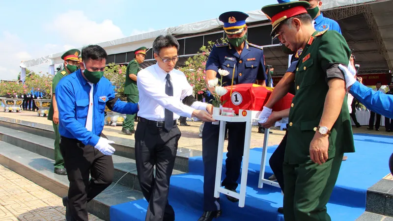 Phó Thủ tướng Vũ Đức Đam dự lễ truy điệu và an táng 28 hài cốt liệt sĩ Đặc công rừng Sác