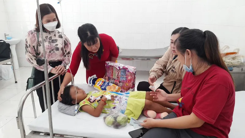 Cháu bé được đưa đến bệnh viện điều trị