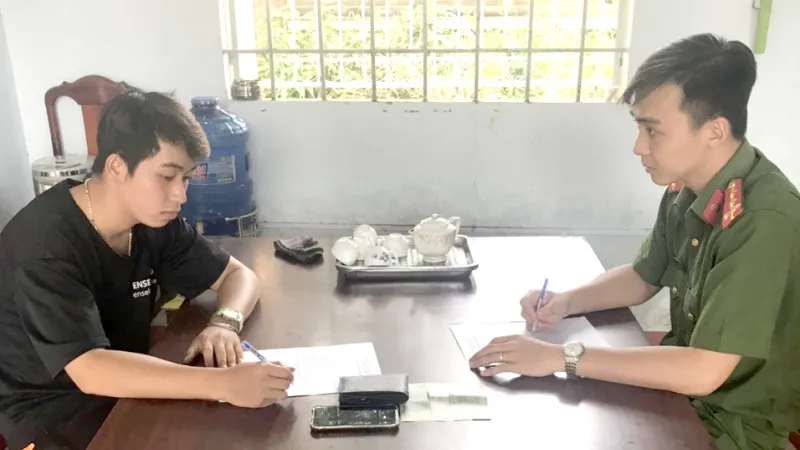 Bình Phước: Bắt 2 thanh niên tàng trữ, tiêu thụ tiền giả