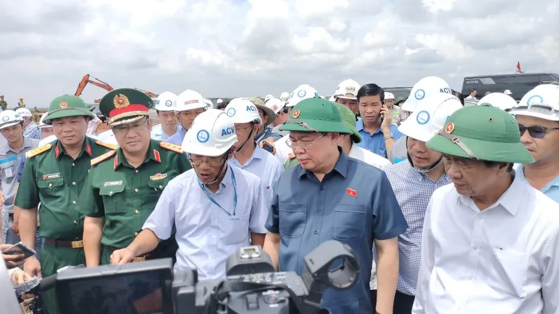 Chủ tịch Quốc hội Vương Đình Huệ thị sát công trường Sân bay Long Thành