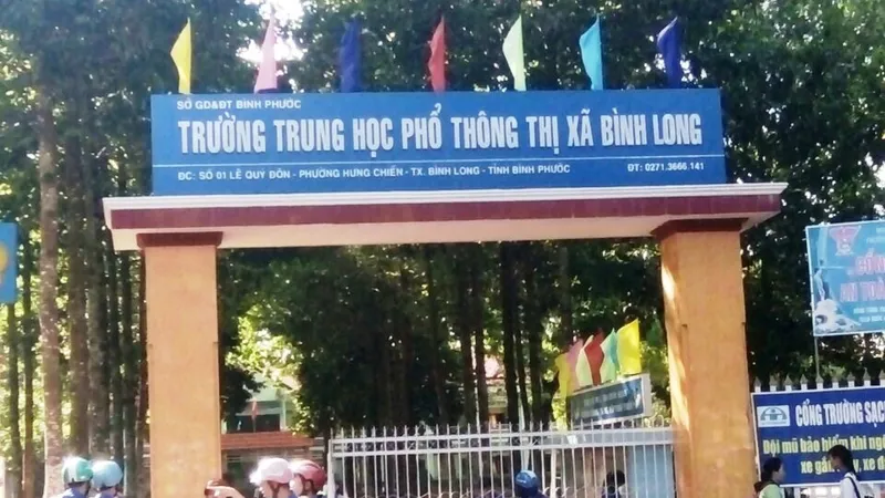Bình Phước: Điều tra vụ nam sinh lớp 12 bị đánh hội đồng trước cổng trường