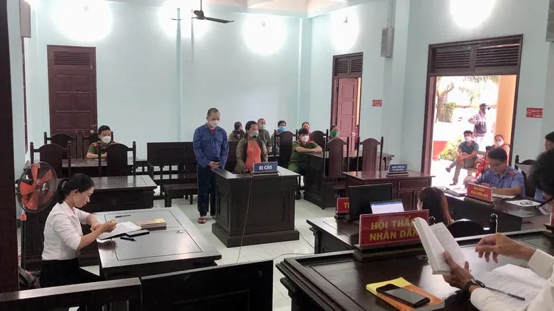 Hành hạ bé gái 7 tuổi, cha dượng lĩnh án 5 năm 6 tháng tù