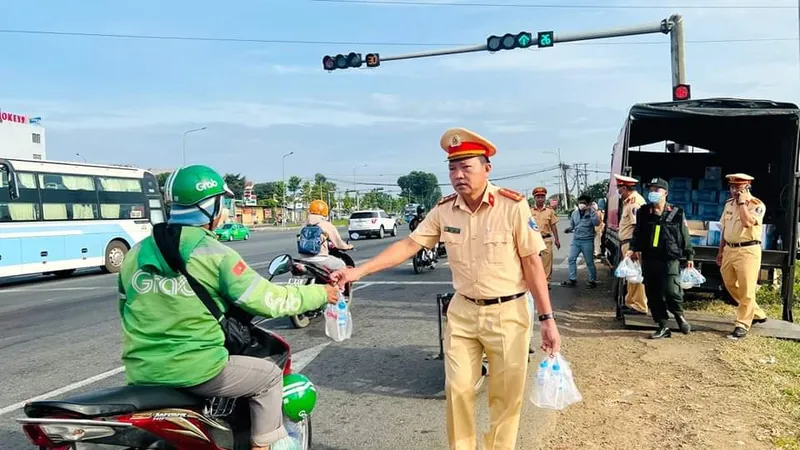 Đồng Nai: Cảnh sát giao thông phát nón bảo hiểm và nước cho người dân về quê ăn tết