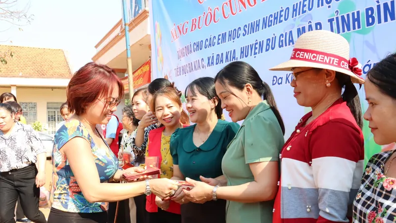 Gần 500 phần quà đến học sinh nghèo ở tỉnh Bình Phước