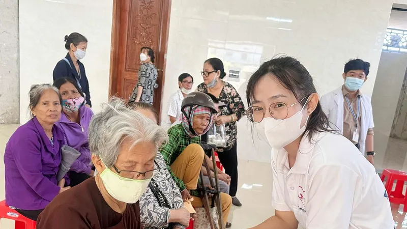 Khám bệnh miễn phí và tặng 1.000 phần quà cho người nghèo ở Bình Phước 