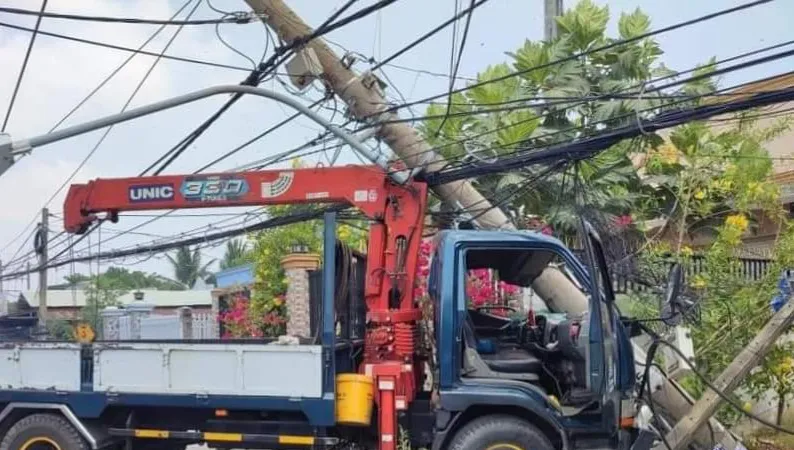 Đồng Nai: Xe cần cẩu tông xe máy, 2 người thương vong