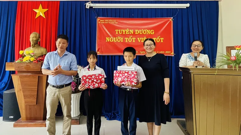 Đồng Nai: Khen thưởng 2 học sinh trả lại tài sản trị giá 100 triệu đồng cho người đánh rơi 