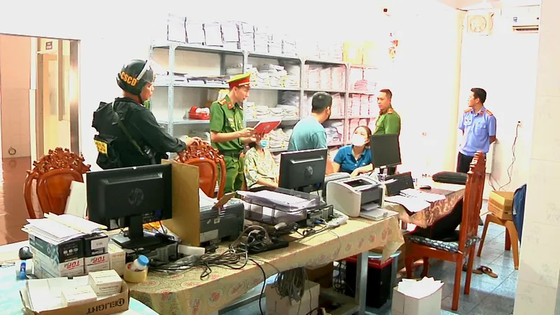Tạm giữ 18 bác sĩ, dược sĩ, nhân viên y tế... để điều tra hành vi trục lợi bảo hiểm 