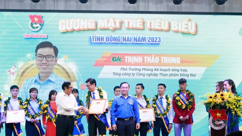Phó Chủ tịch UBND tỉnh Nguyễn Sơn Hùng và Bí thư Tỉnh đoàn Nguyễn Minh Kiên trao biểu trưng và bằng khen cho các cá nhân được tuyên dương 