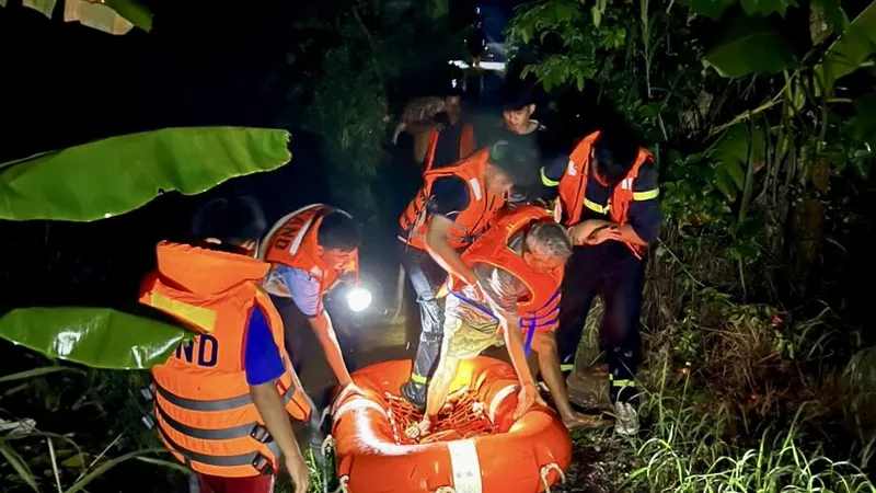 Đồng Nai: Giải cứu 2 ông cháu mắc kẹt vùng ngập lụt 