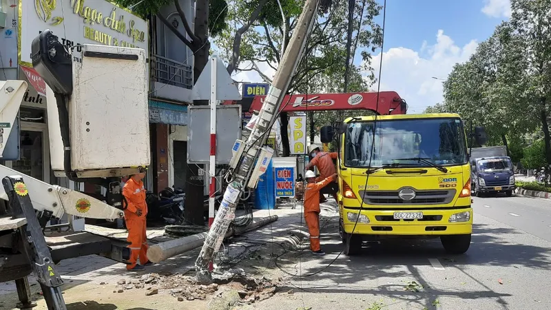 Đồng Nai: Trụ điện gãy đổ, 300 hộ dân mất điện 