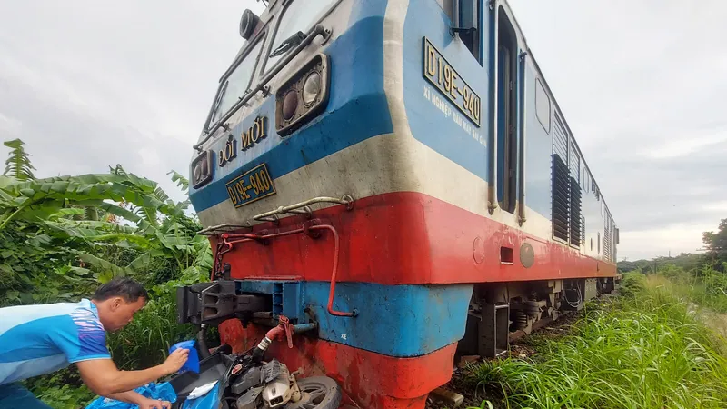 Đồng Nai: Tàu hoả tông xe máy, 2 người tử vong 