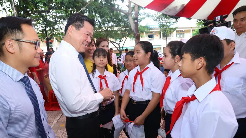 Bí thư Tỉnh uỷ Đồng Nai Nguyễn Hồng Lĩnh động viên các em học sinh trường THCS Trảng Dài (TP Biên Hoà ) 