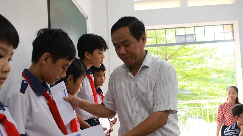 Báo Đồng Nai trao 35 suất học bổng cho học sinh vượt khó