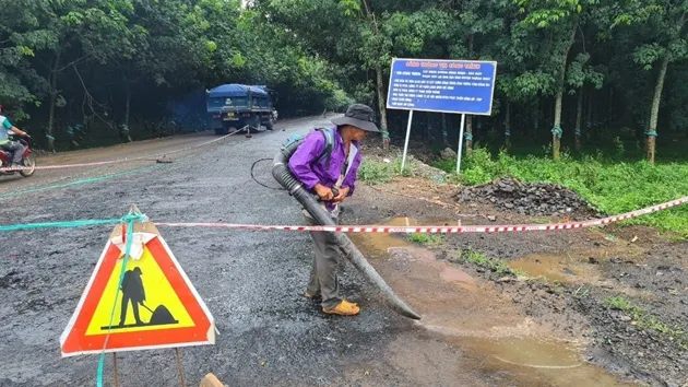Thảm nhựa đường sông Nhạn – Dầu Giây thi công khi trời mưa: Người dân đề nghị giám định lại chất lượng bê tông nhựa 