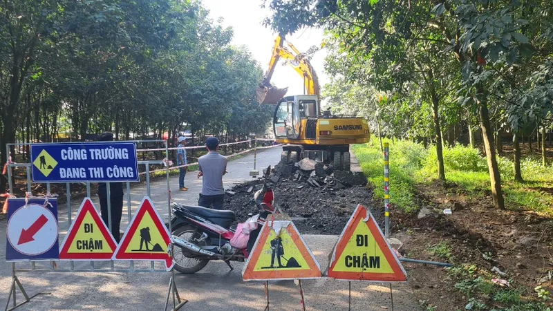 Thi công đường Sông Nhạn - Dầu Giây khi trời mưa: Cào bóc lớp nhựa đường kém chất lượng