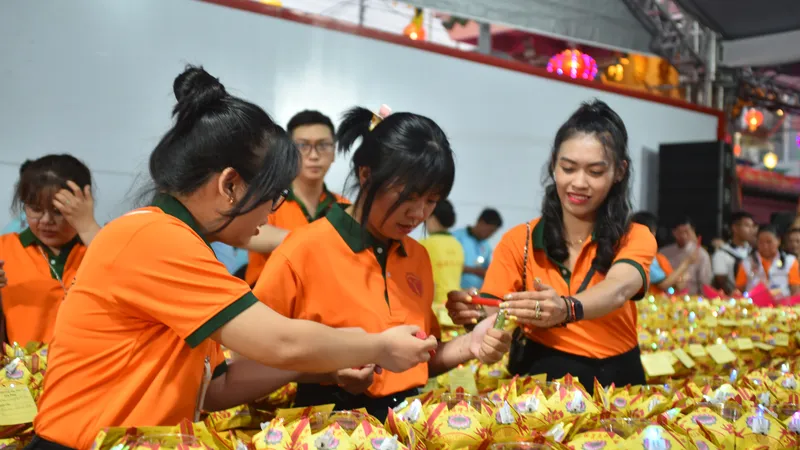 Hàng ngàn người nô nức thả hoa đăng trên sông Đồng Nai