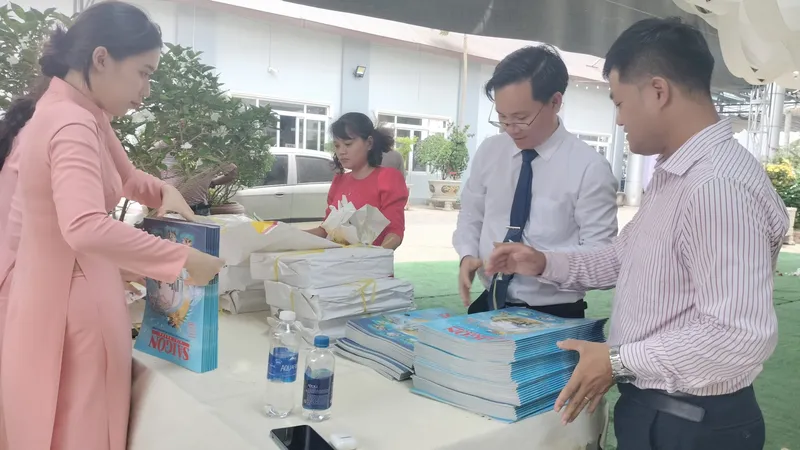 Hơn 2.200 cuốn Đặc san Sài Gòn Giải Phóng đến tay bạn đọc các tỉnh Đông Nam bộ
