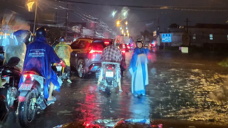 Mưa lớn gây ngập nhiều tuyến đường ở Đồng Nai, Bình Dương 
