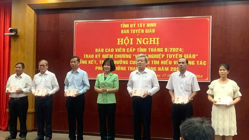 Tây Ninh: 11 cá nhân được trao kỷ niệm chương "Vì sự nghiệp Tuyên giáo"
