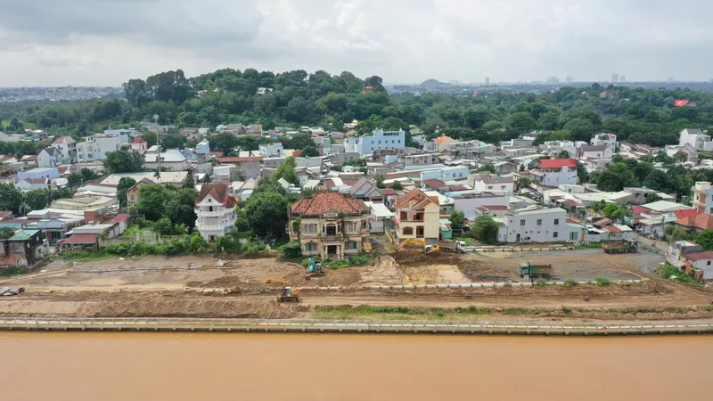 Tạm ngưng thi công đoạn đường ven sông qua biệt thự cổ ở Đồng Nai