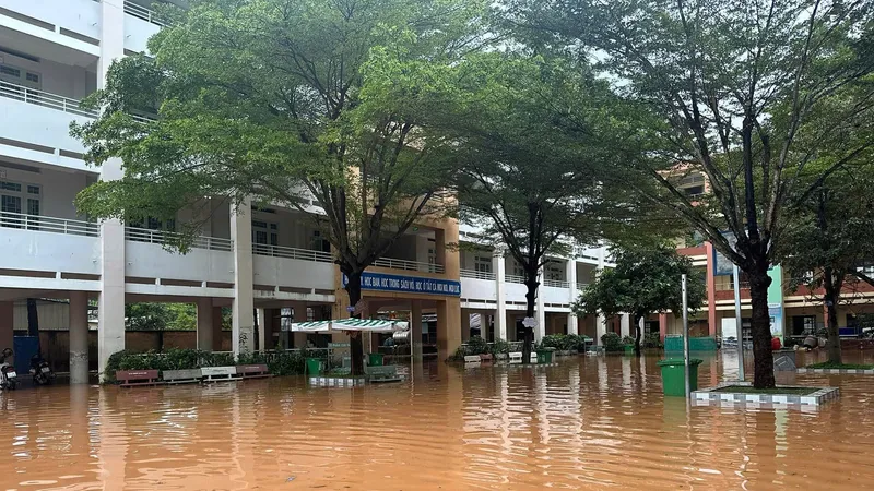Đồng Nai: Mưa lũ gây ngập sân trường, hơn 2.600 học sinh phải nghỉ học 