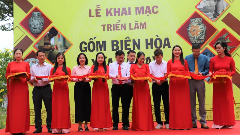 Đồng Nai: Khai mạc Triển lãm “Gốm Biên Hòa xưa và nay”