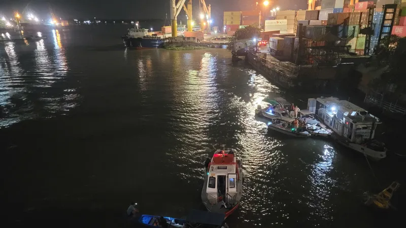 Ô tô 4 chỗ tông vào lan can cầu rồi lao xuống sông Đồng Nai