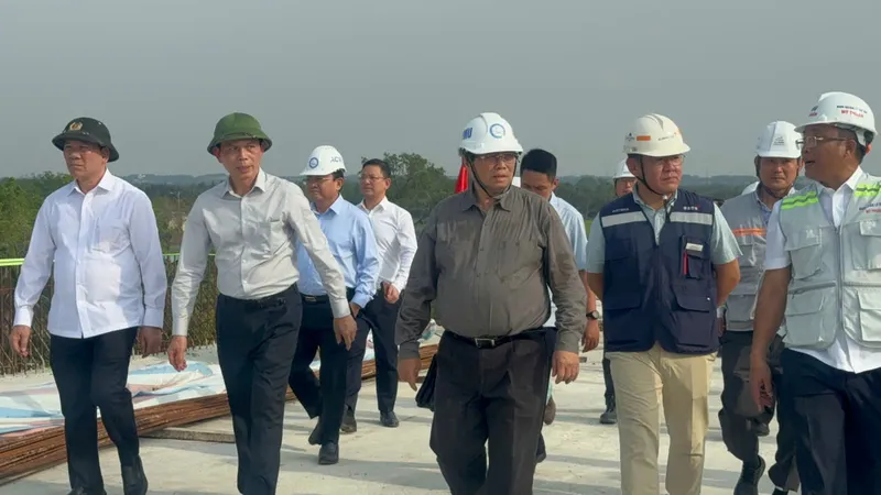 Thủ tướng Phạm Minh Chính thăm, động viên kỹ sư, công nhân thi công cầu Nhơn Trạch