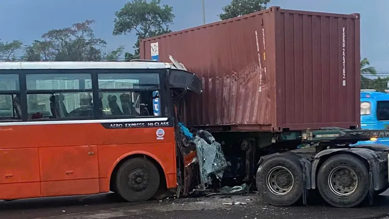 Đồng Nai: Làm rõ vụ xe khách tông vào xe container trên Quốc lộ 20