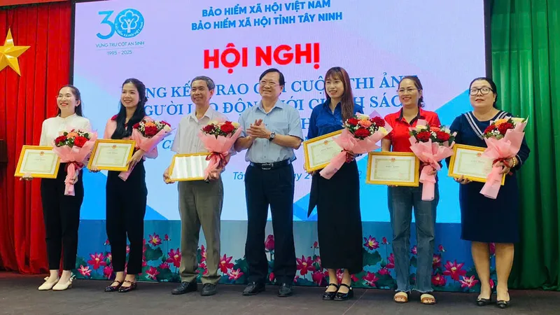 Tây Ninh: Trao giải cuộc thi ảnh "Người lao động với chính sách Bảo hiểm xã hội, bảo hiểm y tế, bảo hiểm thất nghiệp"