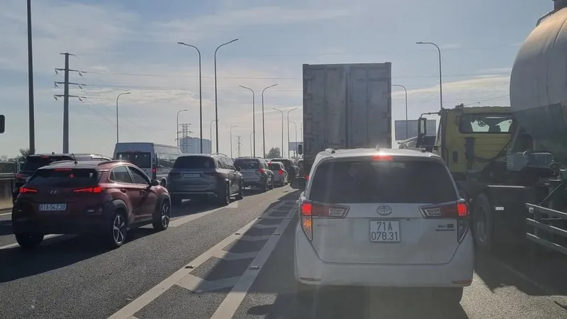 4 xe ô tô tông liên hoàn trên cao tốc TPHCM- Long Thành- Dầu Giây, ùn ứ 8km