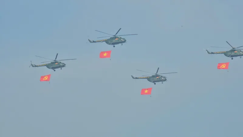 Phi đội trực thăng treo cờ bay trên bầu trời Biên Hòa