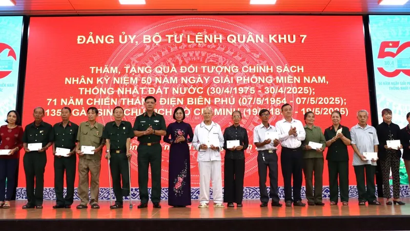 Bộ Tư lệnh Quân khu 7 thăm, tặng quà gia đình chính sách tại Đồng Nai